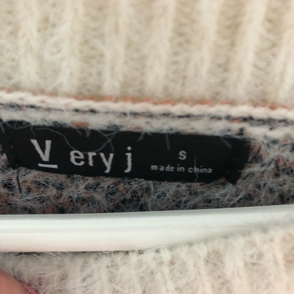 Fuzzy Cropped Cheetah Sweater - Picture 2 of 2